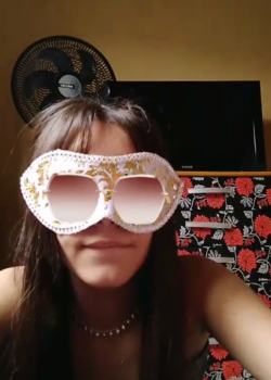Se queda sola y aprovecha manosearse + VIDEO 9