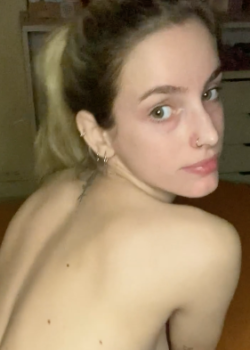 Flaca se desparrama para mostrar su concha + video 18