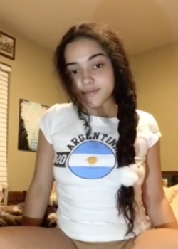 Chiquita tetona se deja ver hasta el sapito + video 17