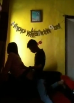 Le dio su regalo de cumpleaños en el mueble + VIDEITO 10
