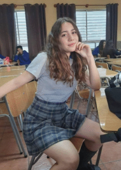 Hermosa colegiala masturbándose+ video casero 15