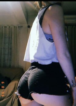 Clara mostrando ese culote ! 18