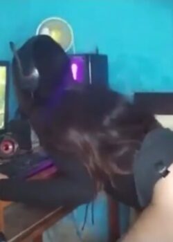 Minetras ella juega la culiamos rico + videito 17