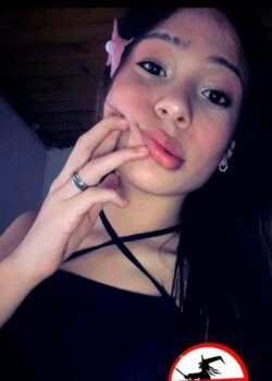 Peladita de dedos largos sabe como usarlos 12