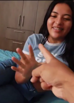 Piedra papel o tijeras hasta que la deje sin ropa 16