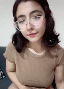 Jovencita nerd en acción 13