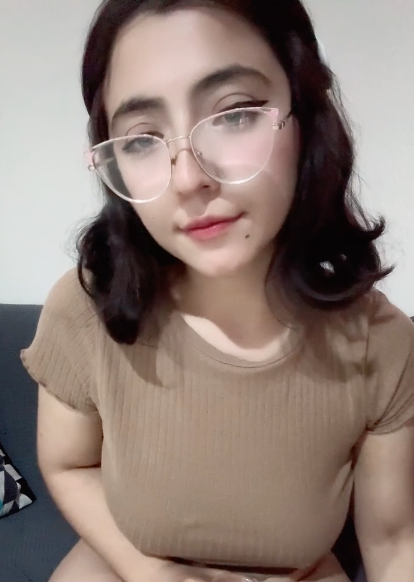 Jovencita nerd en acción 10