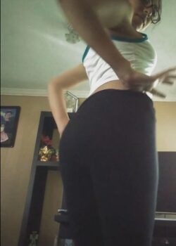 Flaquita de lentes se baja la licra para mostrar un CULOTE + video 10