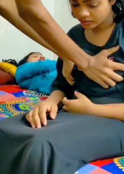 Rahul se folló a su novia y a su esposa en la misma cama 12