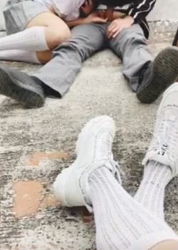 Graban en la Escuela Chupándosela a un Alumno y Cogiendo 16