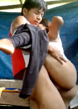 folla a escondidas con su novia sin condón 18