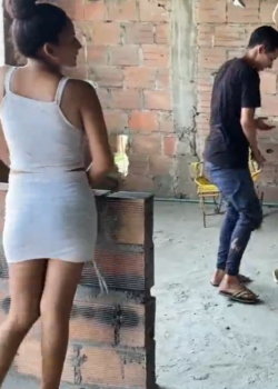 Albañil tiene una SUPER polla y le digo que me la meta .... 18