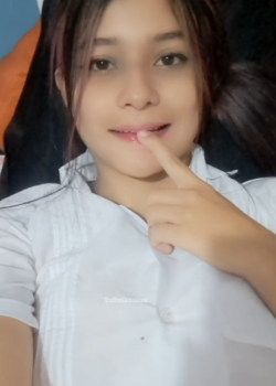 COLEGIALA se toca rico en su habitación 9