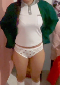 Mi hermanastra busca su falda de la escuela en calzoncitos 12