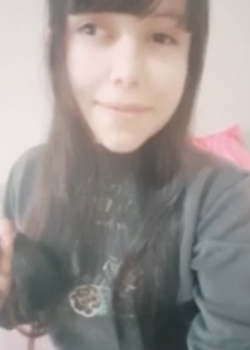 Pequeña mujer mostrando sus pequeñas tetas y su coño 10