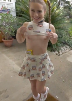 Pequeña se encuentra con un chico de Internet 10
