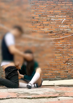 SEXO PUBLICO Se coge a su COMPAÑERA atrás de los salones 4