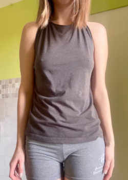 Linda jovencita masturbándose para ti 8