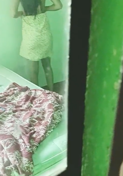 ESPIANDO a mi PRIMA saliéndose de bañar 8