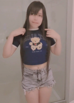 Joven adolescente AMATEUR TOCANDOSE en el baño 3
