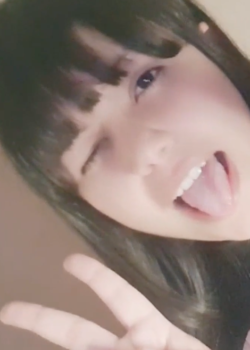 Chica necesitada grabando un vídeo interesante 9