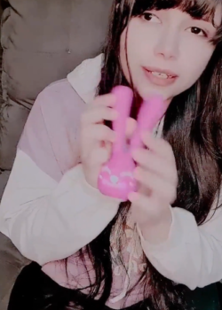 Chica curiosa masturbándose con un conejito de juguete 7