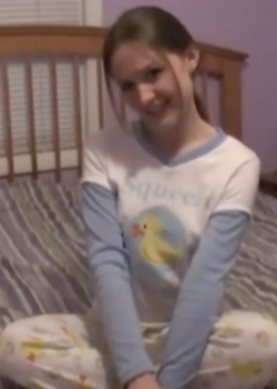 Ella es tan linda que es difícil resistirse 10
