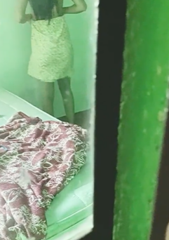 ESPIANDO a mi PRIMA saliéndose de bañar 7