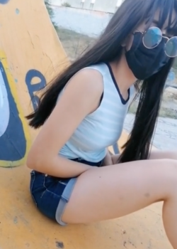 Sus amigas la dejaron plantada y la lleve a mi casa a COJER POR DINERO 2