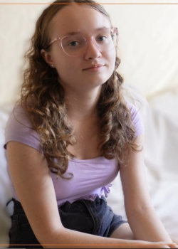Chica de 18 años con gafas follada por un compañero de clase 4